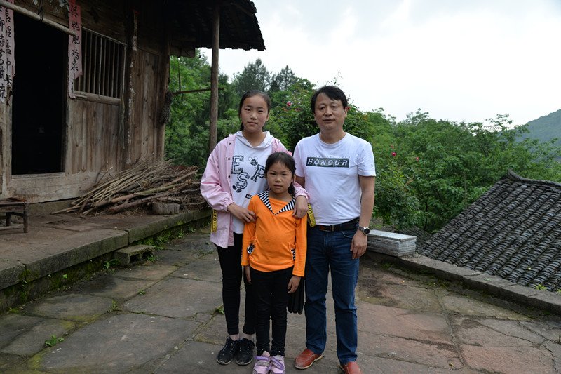 实施“筑梦计划”等助学项目