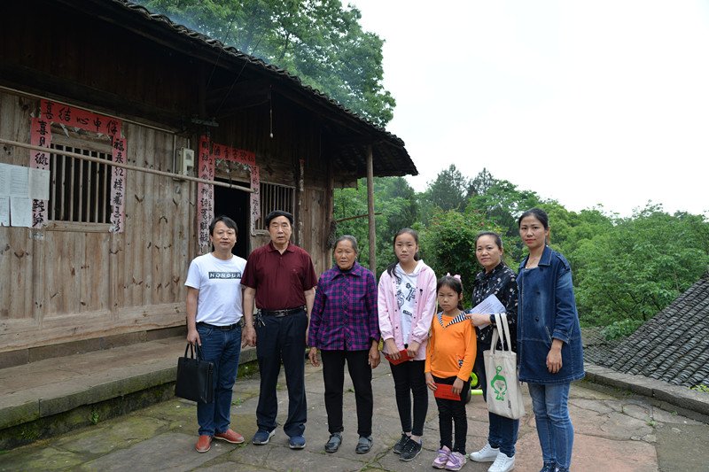 走访偏远贫困山区10个家庭