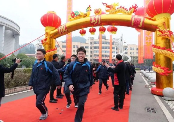 龙首昂扬志千里